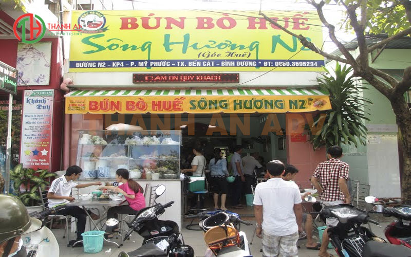 Quán bún bò huế Sông Hương sử dụng bạt hiflex kết hợp với mái che