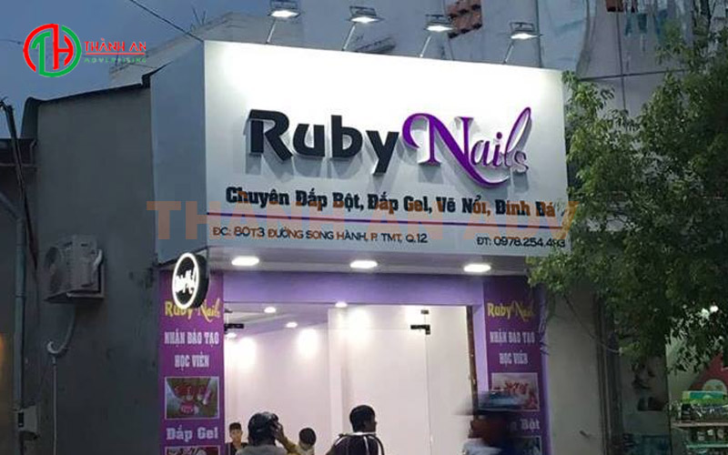 Chữ "NAILS" luôn cần thiết kế nổi bật nhất trên bảng hiệu
