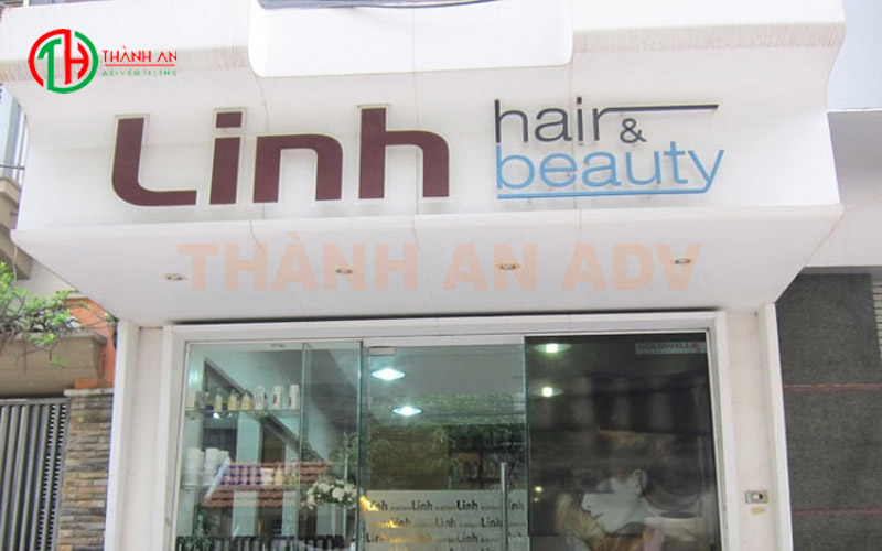 Một bảng hiệu tiệm nối mi làm đẹp đơn giản mà hiệu quả