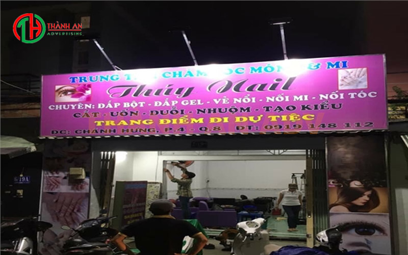 Một bảng hiệu nối mi với chất liệu bạt hiflex