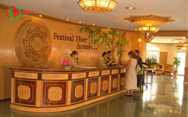 Biển hiệu khu vực lễ tân khách sạn sang trọng