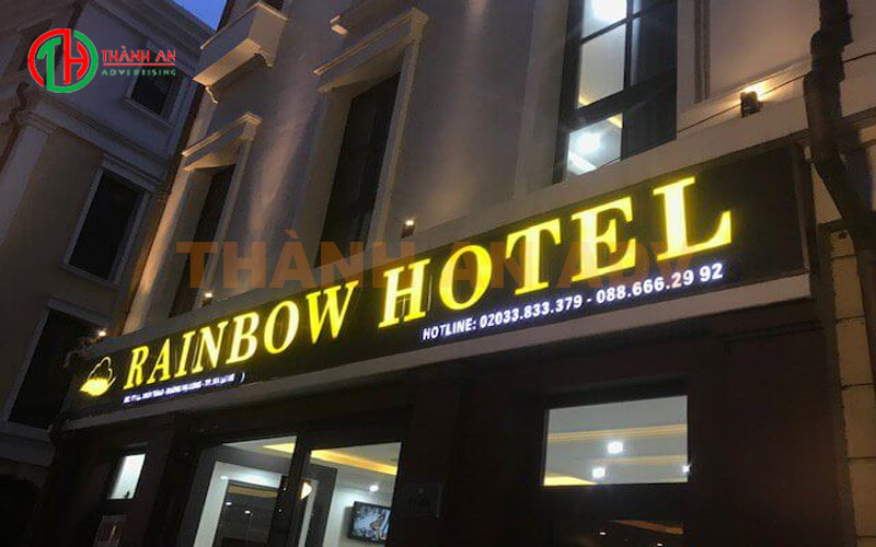 Bảng hiệu khách sạn rainbow Hotel với mica xuyên sáng