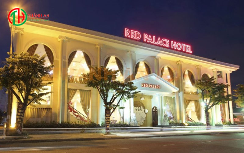 Bảng hiệu khách sạn Red Palace Hotel với mica xuyên sáng