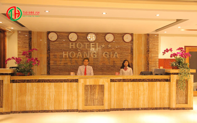 Bảng hiệu khu vực lễ tân khách sạn Hoàng Gia sang trọng