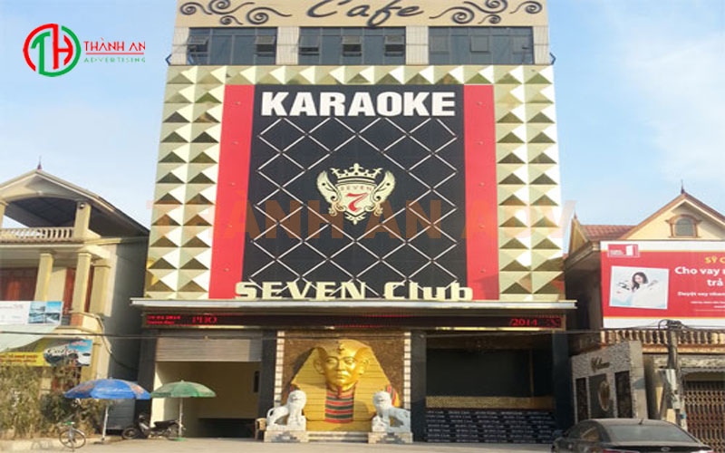 Bảng hiệu quảng cáo quán karaoke Seven Club