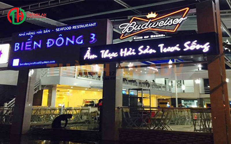 Kết hợp những chất liệu quảng cáo hợp lý để tạo nên biển quảng cáo hải sản đẹp nhất