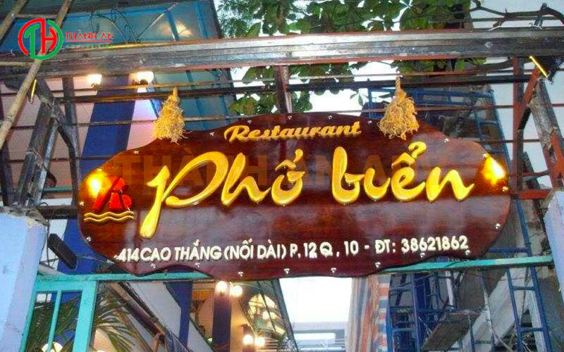 Bảng hiệu nhà hàng phố biển bằng gỗ